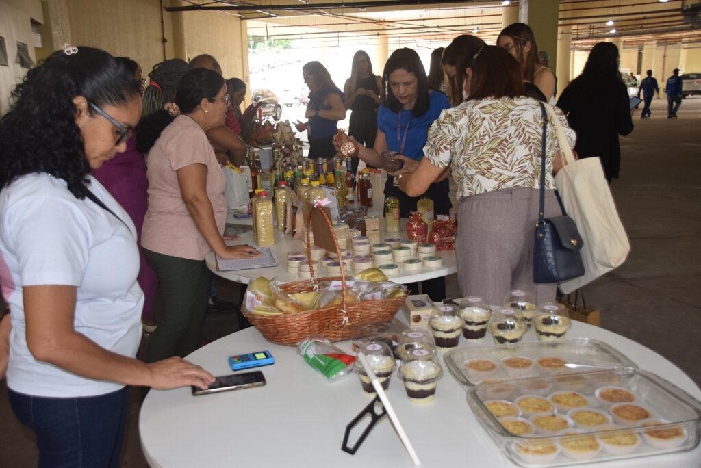 Registro da feira de produtos orgânicos na PGJ com doces, licores, geleias, além de itens de higiene pessoal 